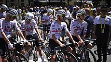 Tým UAE na startu 4. etapy Tour de France, vpravo je Tadej Poga�ar