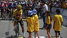 Richard Carapaz z EF ve �lutém dresu na startu 4. etapy Tour de France