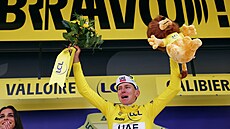 Slovinec Tadej Poga�ar obléká �lutý dres ve �tvrté etap� Tour de France