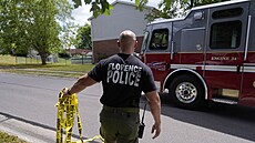Policista odklízí pásky po masové st�elb� v Kentucky. (6. �ervence 2024)