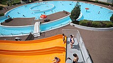 Vodní ráj v lo�ském roce nav�tívilo necelých 77 tisíc lidí. Je to nejmén� za ze velmi dlouhou dobu. Na nízké náv�t�vnosti se podepsala více ne� p�lro�ní rekonstrukce s omezením provozu, ale i chladn�j�í a de�tiv�j�í �ást léta.