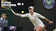 Barbora Krejíková se soustedí na balonek v osmifinále Wimbledonu.