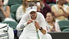 Barbora Krejíková si omotává raketu pi pauze v osmifinále Wimbledonu.