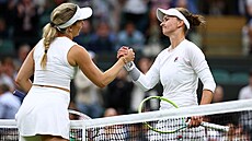 Barbora Krejíková pijímá gratulace od Danielle Collinsová po postupu do...