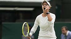 Barbora Krejíková se raduje z postupu do tvrtfinále Wimbledonu.