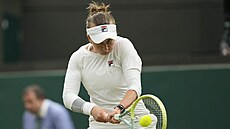 Barbora Krejíková hraje forhend v osmifinále Wimbledonu.