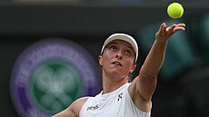 Iga �wiateková podává ve t�etím kole Wimbledonu.