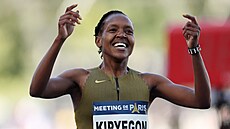 Ke�anka Faith Kipyegonová se raduje po p�ekonání sv�tového rekordu v b�hu na...