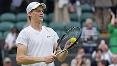 Ital Jannik Sinner se raduje z postupu do čtvrtfinále Wimbledonu.