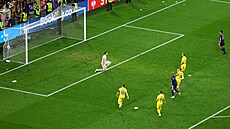 Nizozemec Donyell Malen st�ílí t�etí gól Rumunsku.