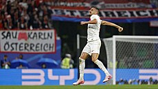 Turecký obránce Merih Demiral se raduje z druhého gólu Rakousku.