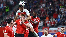 Tureck Merih Demiral dává druhý gól Rakousku.