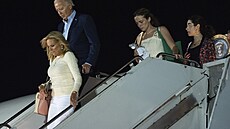 Prezident Joe Biden a první dáma Jill Bidenová p�ilet�li na regionální leti�t�...