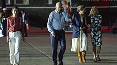Prezident Joe Biden telefonuje pi nástupu do Air Force One na letecké základn...