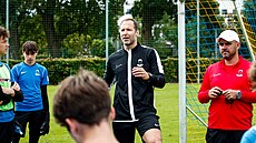 Petr �ech s d�tmi v Písku na 19 ro�níku fotbalové �koly, která nese jeho jméno.