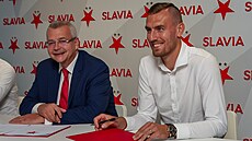 Tomá� Chorý a �éf fotbalové Slavie p�i podpisu smlouvy.