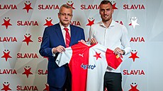 Tomá� Chorý a �éf klubu Jaroslav Tvrdík pózují s dresem Slavie.