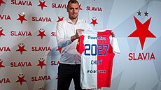 Tomá� Chorý pózuje s dresem Slavie.