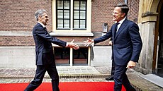 Konící nizozemský premiér Mark Rutte (vpravo) pedává úad Dicku Schoofovi....