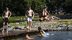Horké poasí vyhnalo Praany peván k vod. Takto napíklad vypadal rybník na...