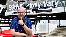 Známý karlovarský youtuber Pan Ple�atý p�ed hotelem Thermal. (3. �ervence 2024)