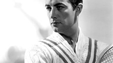 Snad nejcharakteristi�t�j�ím prvkem je u� dlouhé dekády pulovr s výst�ihem do V...