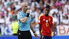Rozhodí Anthony Taylor bhem utkání panlska s Nmeckem.