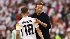 N�mecký trenér Julian Nagelsmann ut�uje své sv��ence po vypadnutí se...
