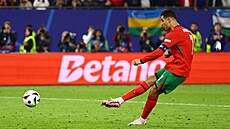 Cristiano Ronaldo prom��uje pokutový kop v rozst�elu s Francií.