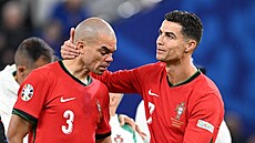 Cristiano Ronaldo a Pepe po vypadnutí Portugalska z Eura.