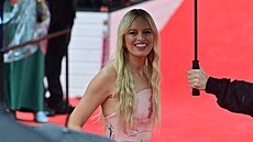 Karolína Kurková zdraví diváky erveného koberce závreného ceremoniálu (6....
