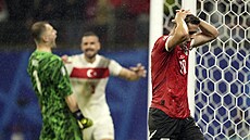 Rakouský fotbalista Christoph Baumgartner neví, e turecký branká Mert Gunok...