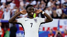 Vysmátý anglický reprezentant Bukayo Saka se raduje z prom�n�né penalty v...