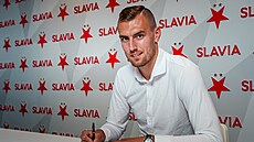 Fotbalový úto�ník Tomá� Chorý p�i podpisu smlouvy se Slavií Praha.