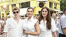 Adam Mi�ík, Iva Kubelková a její mlad�í dcera Karolína Jirásková v Karlových...