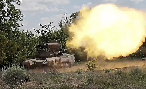 Ruský tank v Donbasu. Snímek ruského ministerstva obrany (16. července 2024)