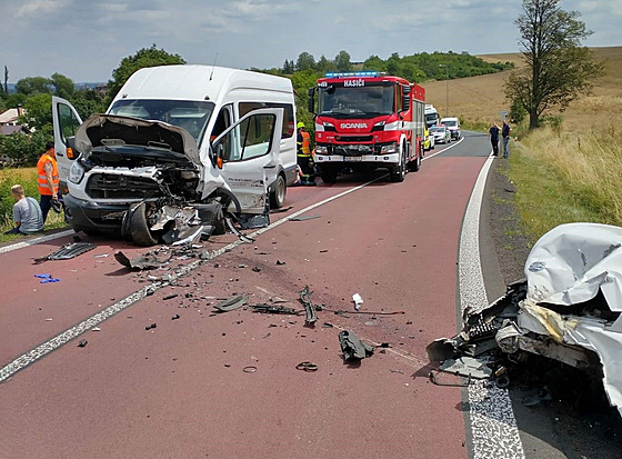 Nehoda vzeského minibusu a osobního auta u Lubence na Lounsku (19. ervence...