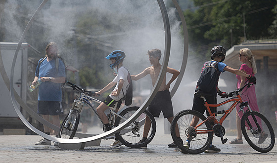 Teploty posledních dn ve Zlínském kraji atakují ticítku. Osvení v podob mlné stny najdou obyvatelé Zlína v jeho centru.
