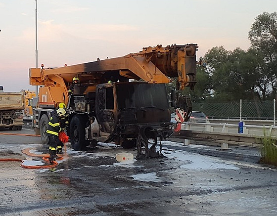 V míst� prací na 196. kilometru dálnice D1 �e�ili hasi�i po�ár autoje�ábu. (10....