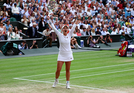 Česká tenistka Barbora Krejčíková se raduje z vítězství v semifinále Wimbledonu.