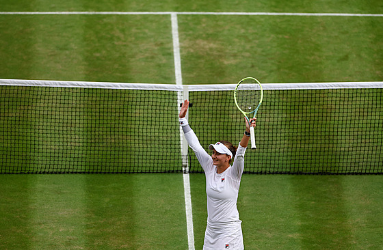 Česká tenistka Barbora Krejčíková slaví vítězství v semifinále Wimbledonu.