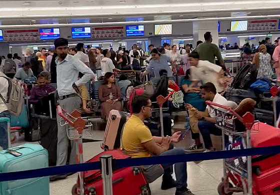 Lidé �ekají na leti�ti v Dubaji p�i odbavení na let indického dopravce IndiGo,...