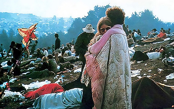 Milenci na nejv�t�ím hudebním festivalu ve Woodstocku v USA. (17. srpna 1969)