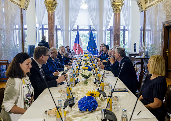 Premiér Petr Fiala přijal v Kramářově vile nově zvolené europoslance. Během...