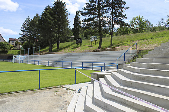 Chátrající ochozy pro diváky i rohové schodi�t� humpoleckého fotbalového...