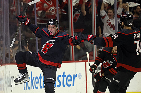 Jevgenij Kuzn�cov slaví trefu v dresu Caroliny.