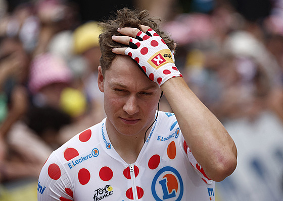 Norský cyklista Jonas Abrahamsen v puntíkatém dresu na startu desáté etapy Tour...