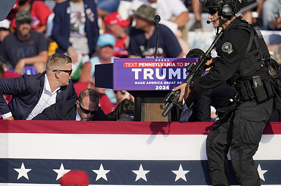 Republikánský prezidentský kandidát, bývalý prezident Donald Trump, je obklopen...