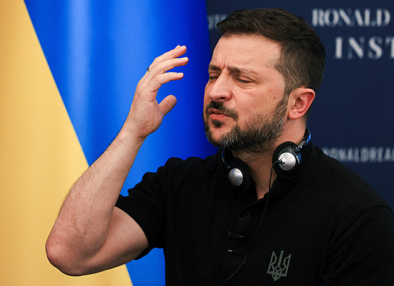 Vladimir Zelenskyj podepsal dekret o pozastavení splátek dluhu.