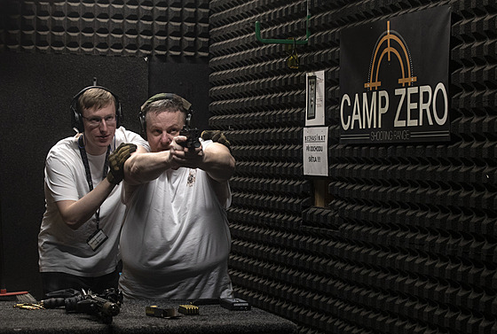 Instruktá ve stelb pistolí na stelnici Camp Zero.